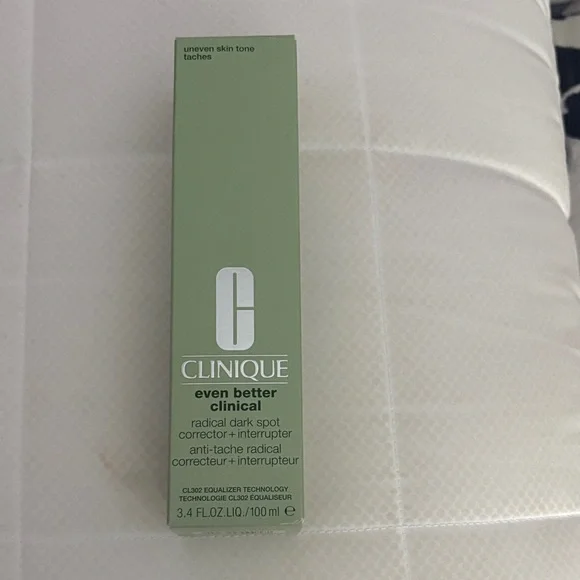 Clinique Even Better Clinical Serum with Silver and White Design - Picture 2 of 4